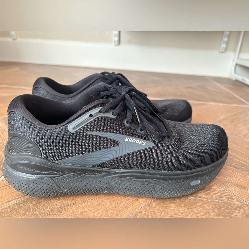 BROOKS Men's Ghost Max Size 8 Black